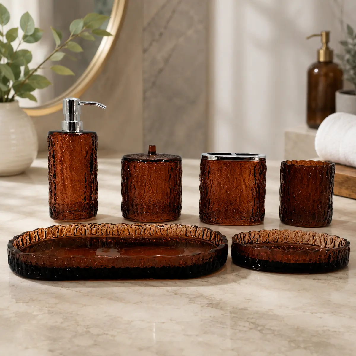 Ensemble d'accessoires de salle de bain en verre ambré sur coiffeuse