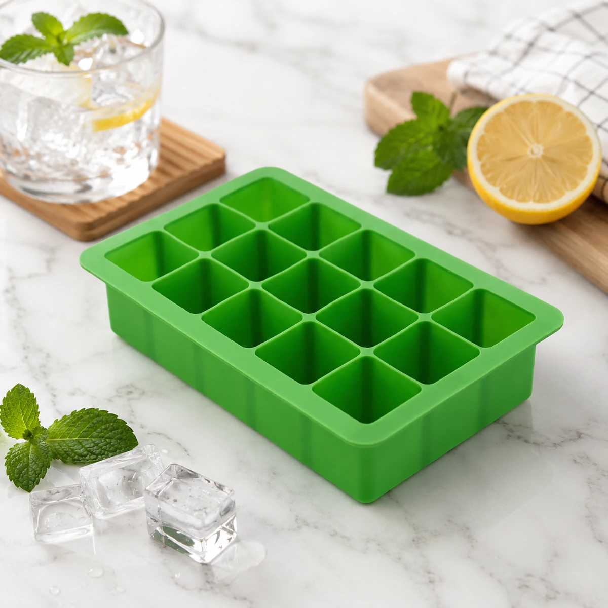 Bac à glaçons en silicone vert sur un comptoir blanc