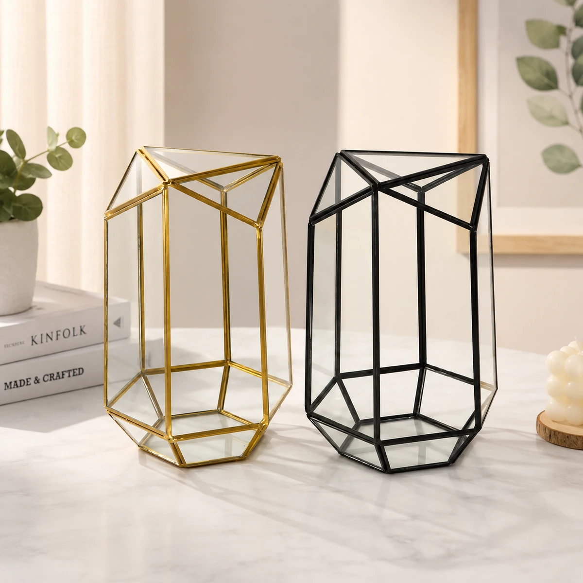 Cadre terrarium géométrique en métal et verre sur table