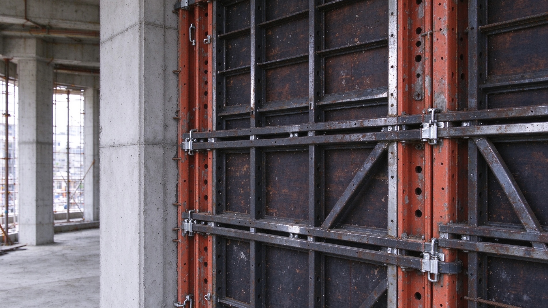 Close-up of TB63 steel-ply formwork joint and wedge lock connection structure on site.jpg